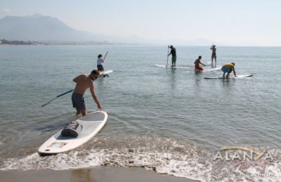 (EN) Alanya’da sup sörfü eğitimi